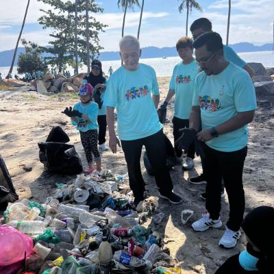 Program Pembersihan Pantai Beach Clean Up 8