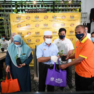 Penyerahan Benih Sayur Kepada Wira Oren 10