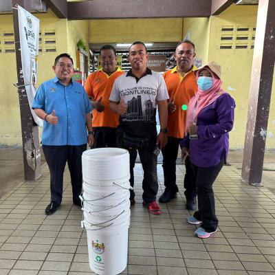 Penyerahan Tong Sisa Organik Kepada Peniaga Sayur Di Pasar Awam Sungai Dua, Butterworth