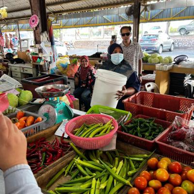 Penyerahan Tong Sisa Organik Kepada Peniaga Sayur Di Pasar Awam Seri Penanti 8