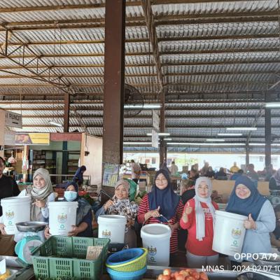 Penyerahan Tong Sisa Organik Kepada Peniaga Sayur Di Pasar Awam Seri Penanti