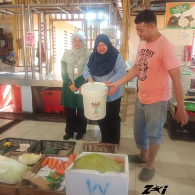 Penyerahan Tong Sisa Organik Kepada Gerai Say 7