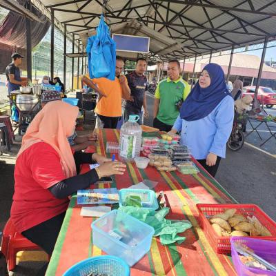 Penyerahan Tong Sisa Organik Kepada Gerai Sayur Dan Buah Di Pasar Awam Tasek Gelugor Oleh Ahli Majlis  Puan Norly Masitah 