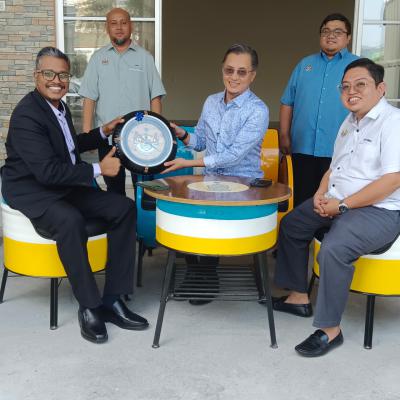 Penghantaran Satu Set Kerusi Tong Drum Upcycle Yang Ditempah Oleh YB Dato’ Dr. Mohamad Bin Abdul Hamid Timbalan Ketua Menteri 1