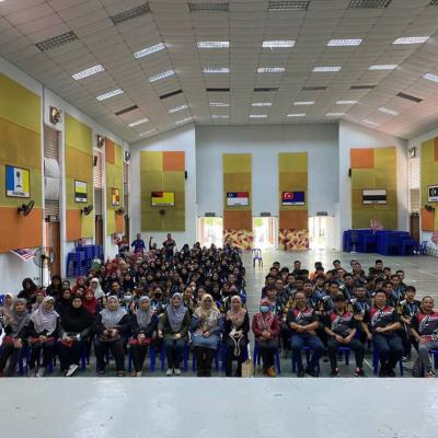Taklimat Pengasingan Sisa Di Punca Kolej Tingkatan Enam Desa Murni 6